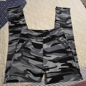 Coco + Carmen , blk & grey camo, sz L/XL leggings